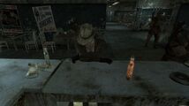 Cass noyant son chagrin à l'avant-poste de Mojave