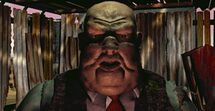 https://fallout-wiki.com/Fichier:Fo1_gizmo_03.ogg« Je sais pas qui t'es mais j'aime pas voir des étrangers entrer dans mon bureau pour m'accuser de trucs qu'ils savent même pas. »